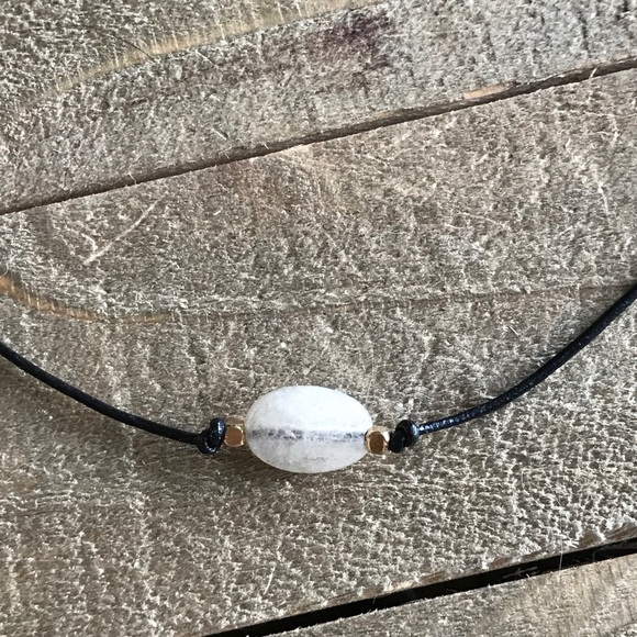 Beautiful Natural Quartz Stone Choker Necklace - Picture 2 of 2
