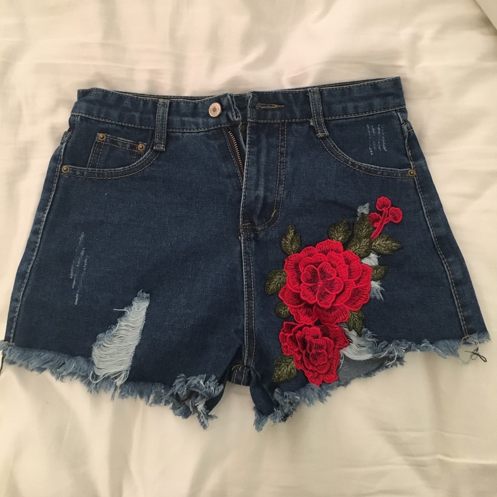 Embroidered frayed hem denim shorts