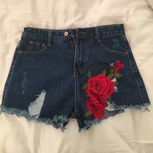 Embroidered frayed hem denim shorts