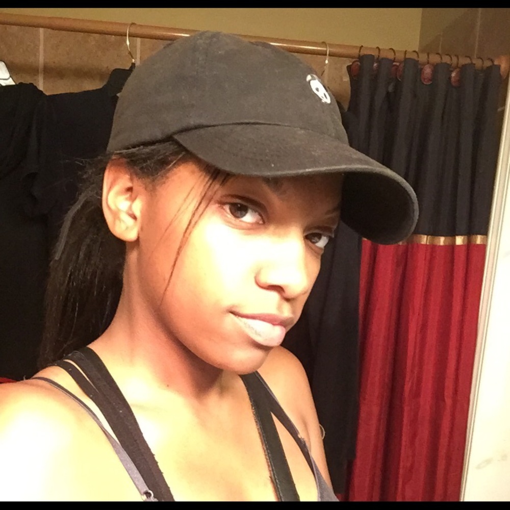 Meet your Posher, Rayven