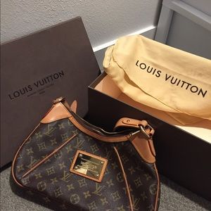 Louis Vuitton purse. Will come with box and sleeve