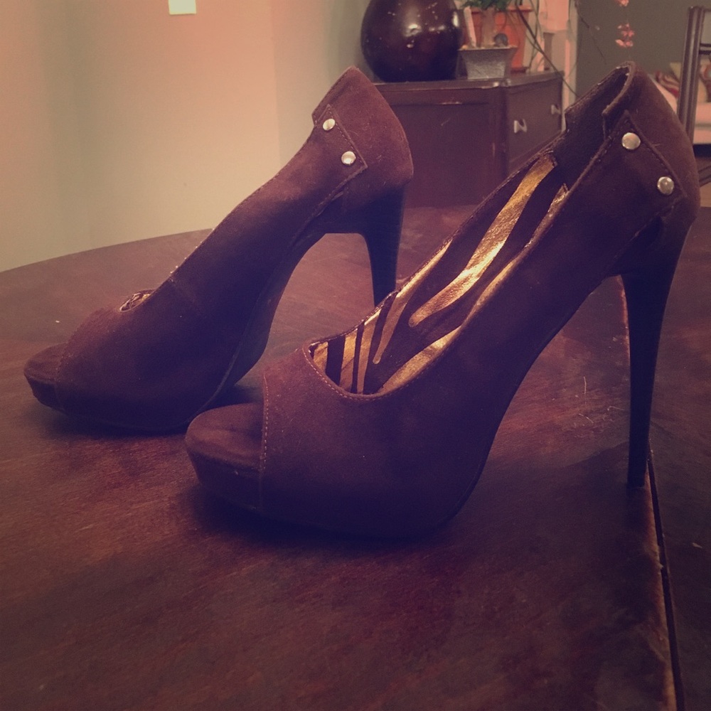 Brown stiletto shoes. 6 1/2