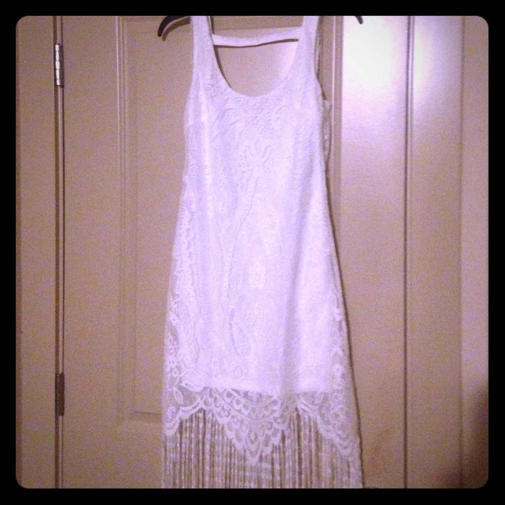 Fitted white lace fringe bar back dress!