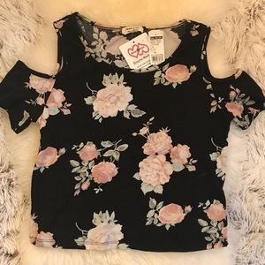 💐🌸 Cold shoulder crop top 💐🌸 Cold shoulder crop top