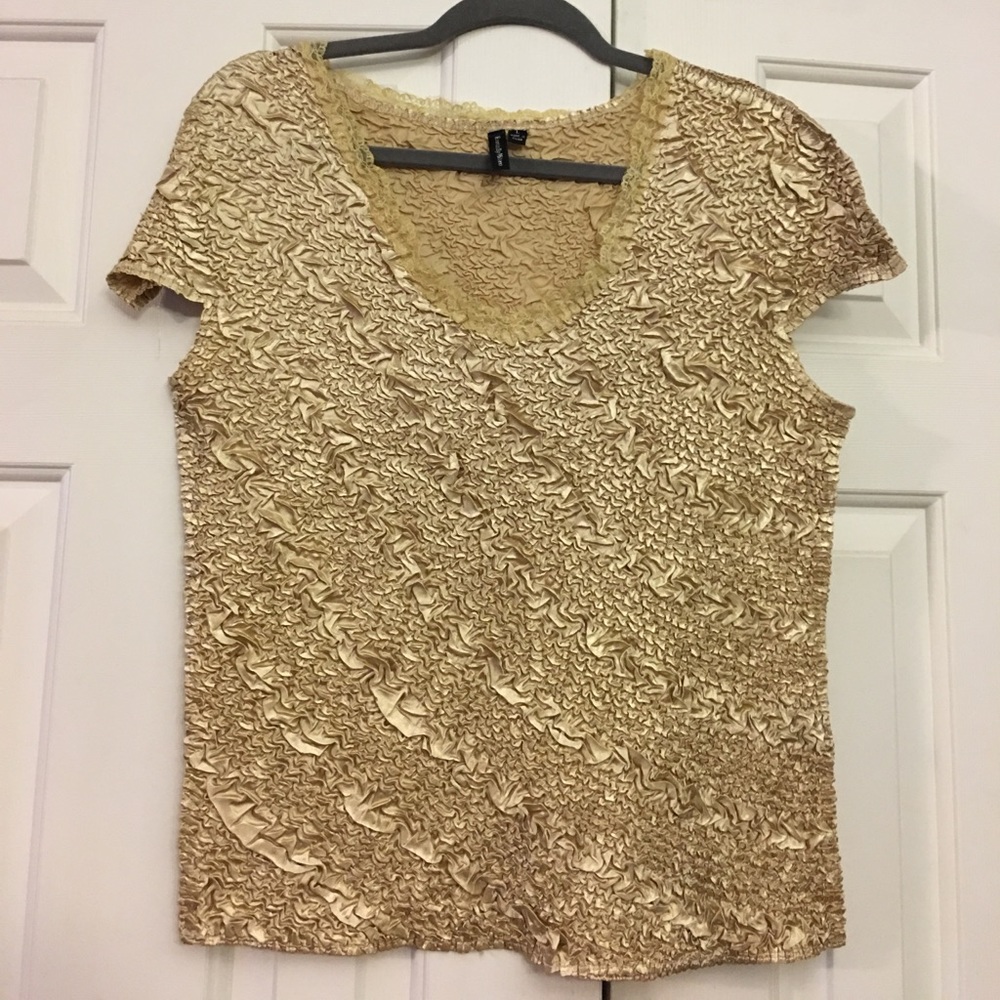 🇺🇸Essentials by Milano Top lace accents