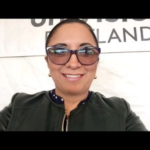 Meet your Posher, Gloria