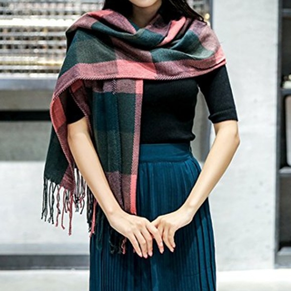 NWT! COZY BEAUTIFUL SCARF! ❤️ - Picture 2 of 4