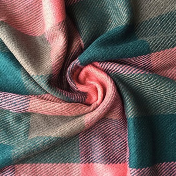 NWT! COZY BEAUTIFUL SCARF! ❤️ - Picture 4 of 4