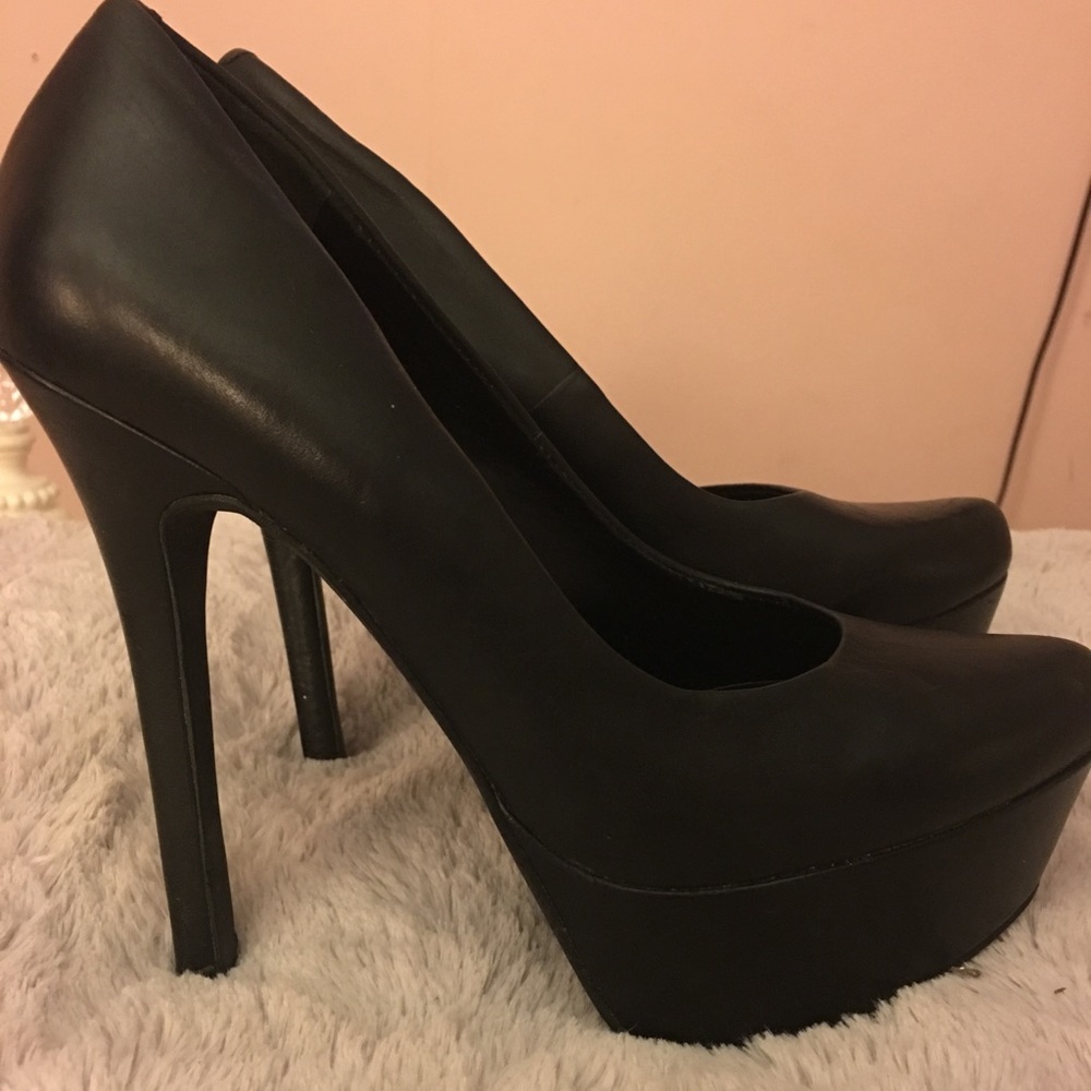 Black Pumps