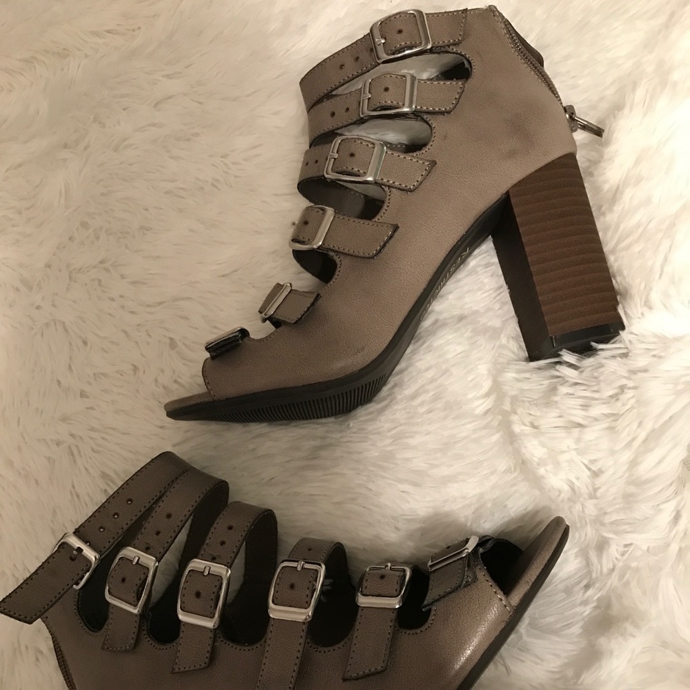 Strapped heels - Picture 2 of 3