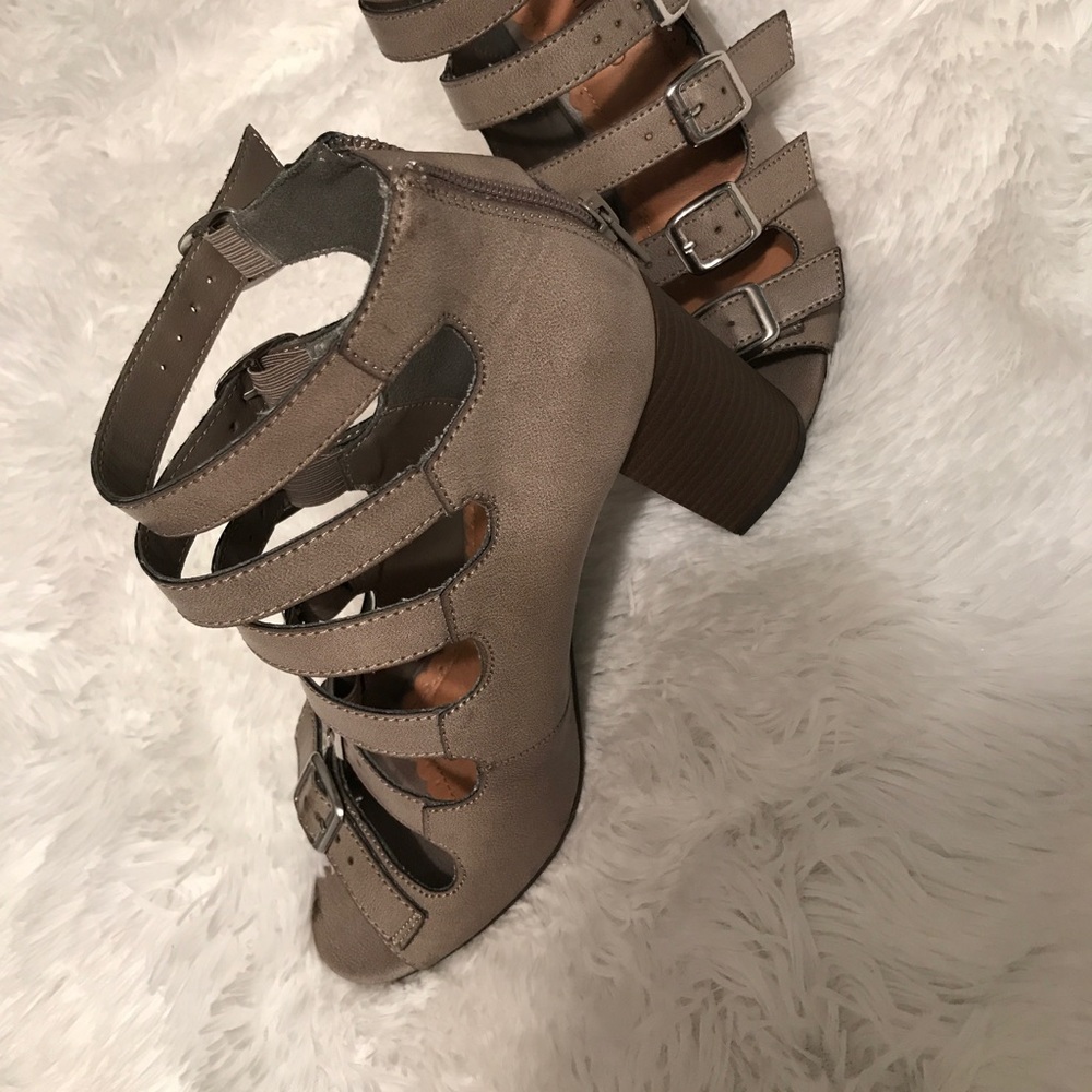 Strapped heels - Picture 3 of 3