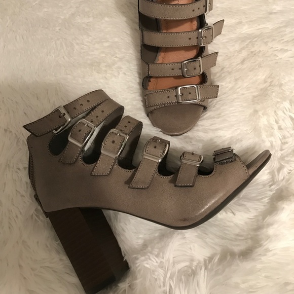 Strapped heels - Picture 1 of 3