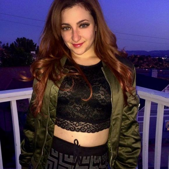 Meet your Posher, Serena - Picture 2 of 4