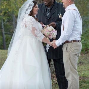 Oleg Cassini Ivory Sleeved Wedding Dress Size 16W