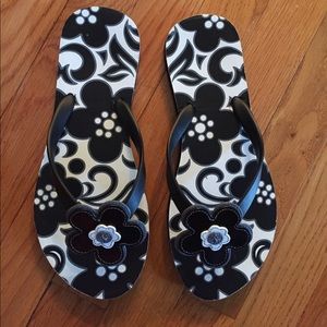 2 Size m 7/8 vera Bradley Price is for both shoes. 2 Size m 7/8 vera Bradley Price is for both shoes.