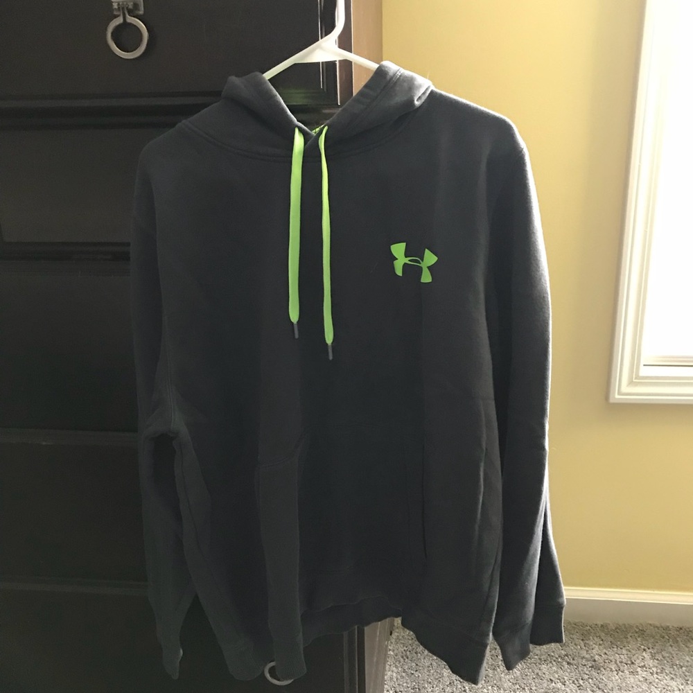 Large Men’s L Under Armour sweatshirt