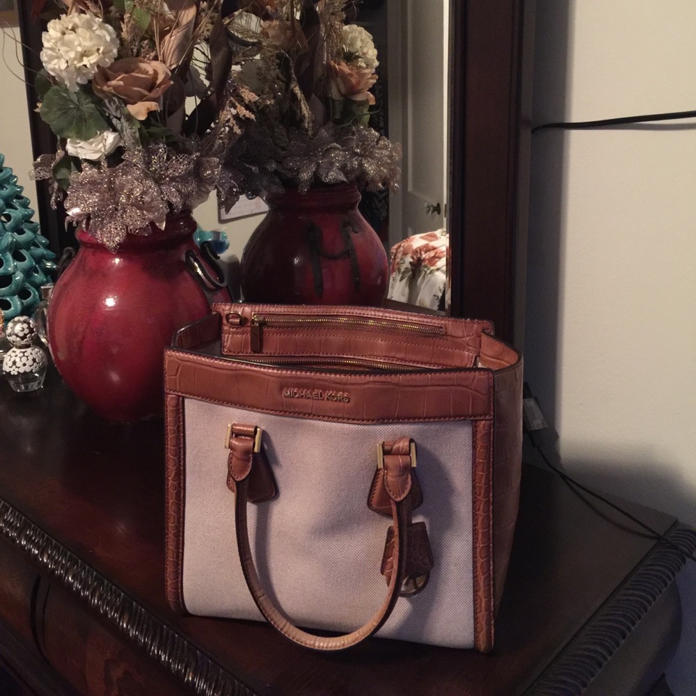 AUTHENTIC Micheal Kors LG SATCHEL
