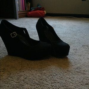 Black wedges