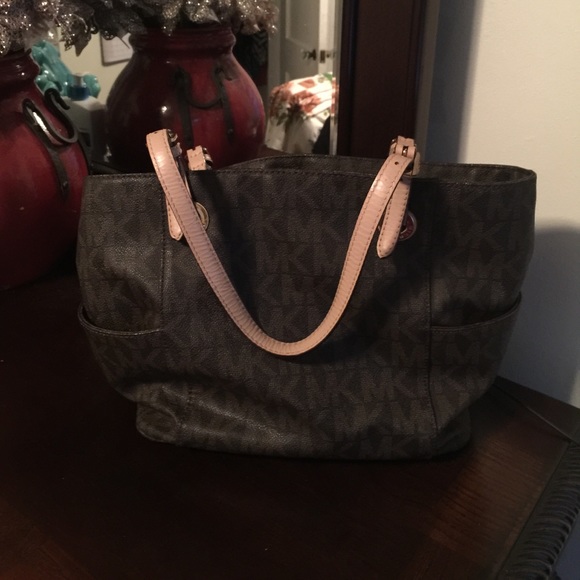 Micheal Kors EW signature tote - Picture 2 of 5