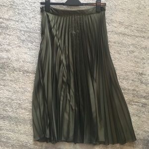 Topshop petite olive pleated skirt - tags on!!