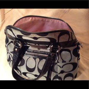 Coach poppy gray & black purse... Large purse Coach poppy gray & black purse... Large purse