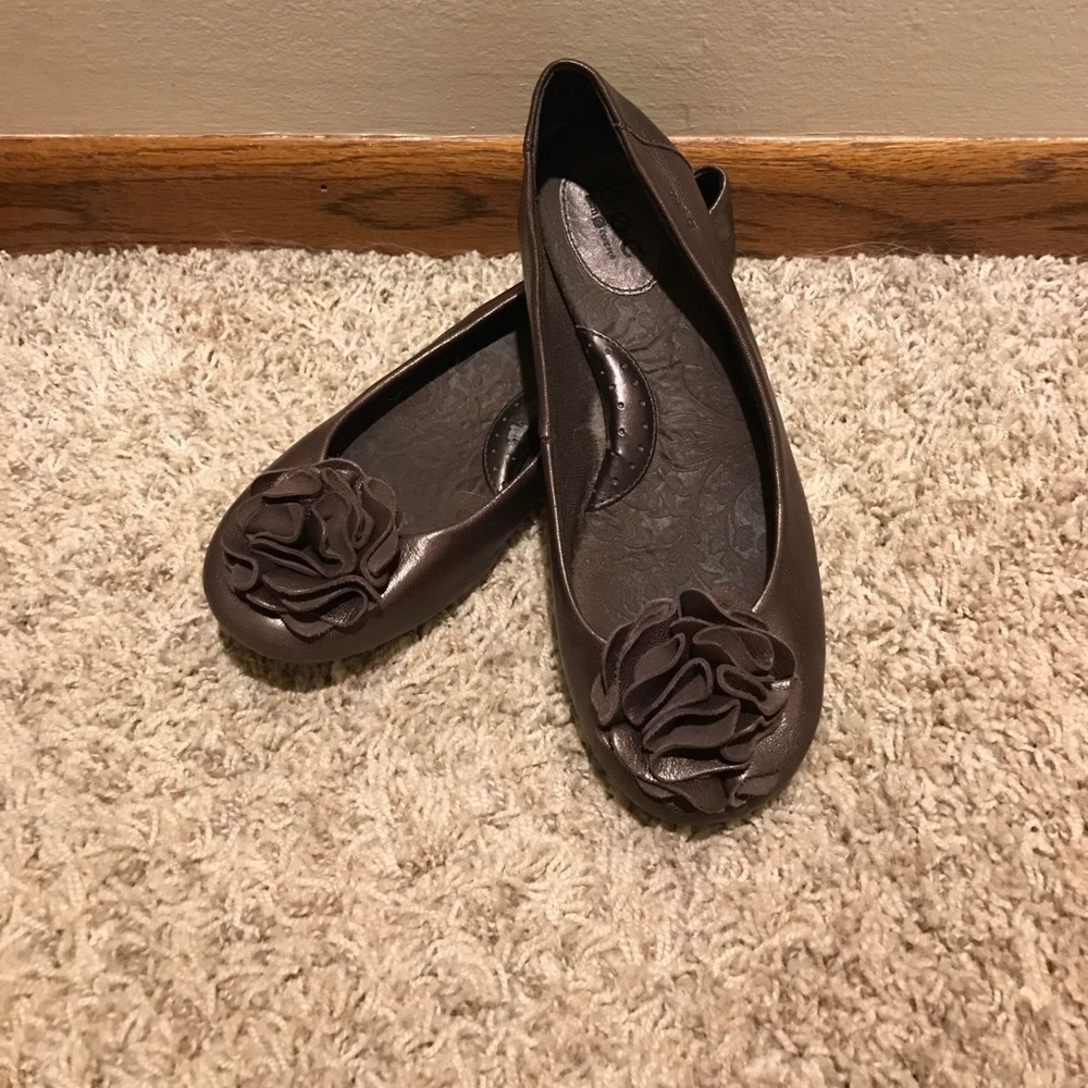 Super cute Born flats