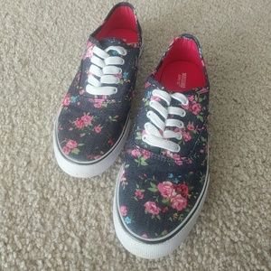 Floral sneaker