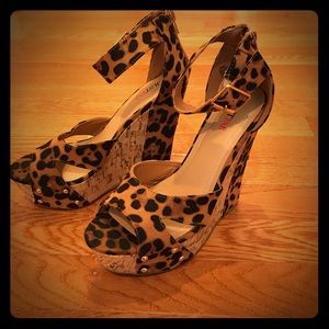 Super cute cheetah wedges!