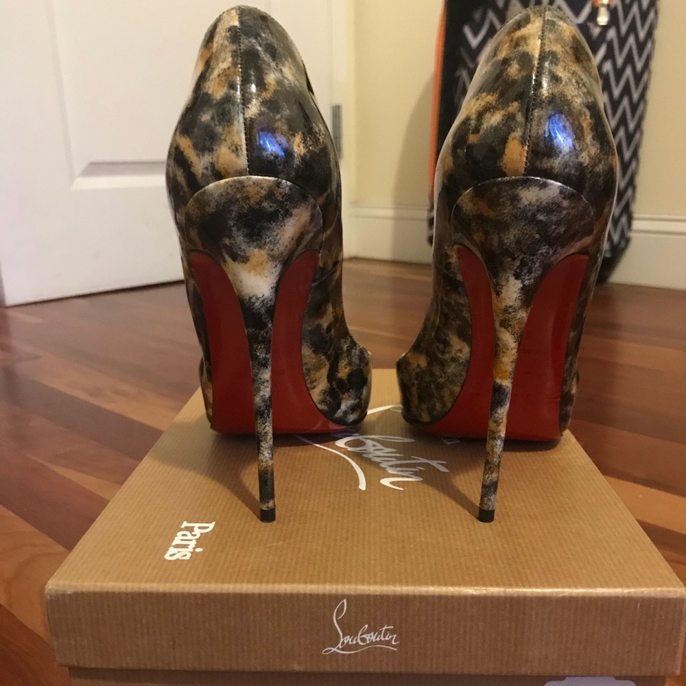 Christian Louboutin So Kate Vernis Mouchete