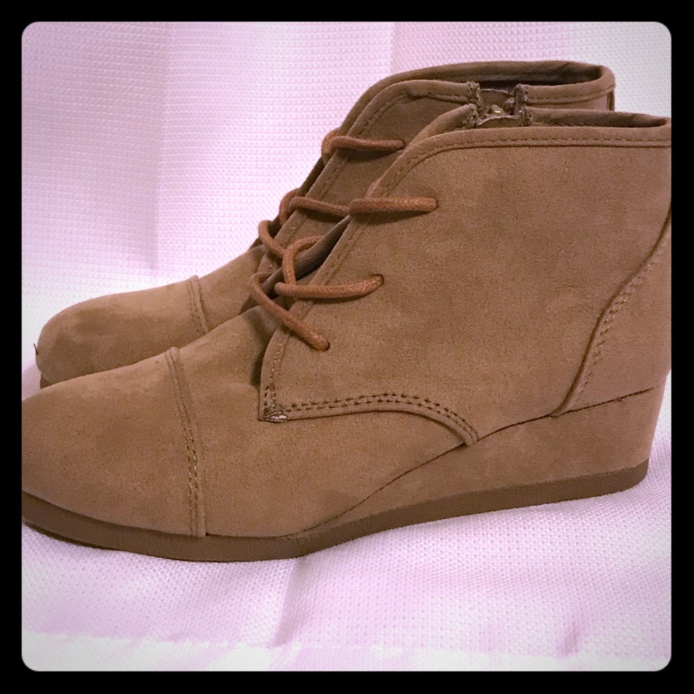 New without tags!! Cat & Jack dessert tan booties!