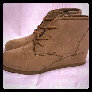 New without tags!! Cat & Jack dessert tan booties!