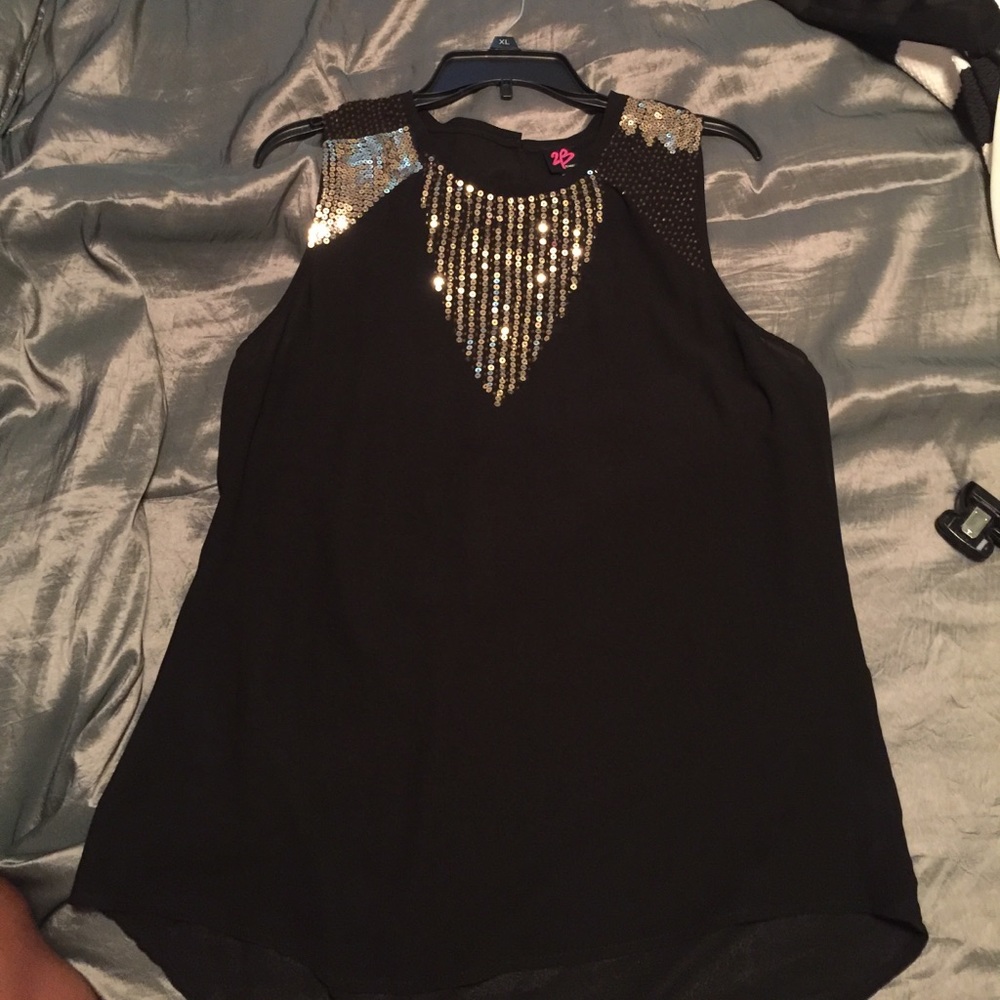Black top with gold accents and key hole opening