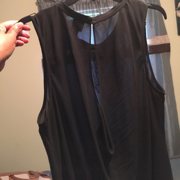 Black top with gold accents and key hole opening - Picture 4 of 4