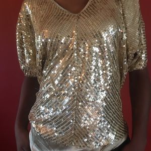 Sexy gold sequins top! Pop out in this stunner!🍾