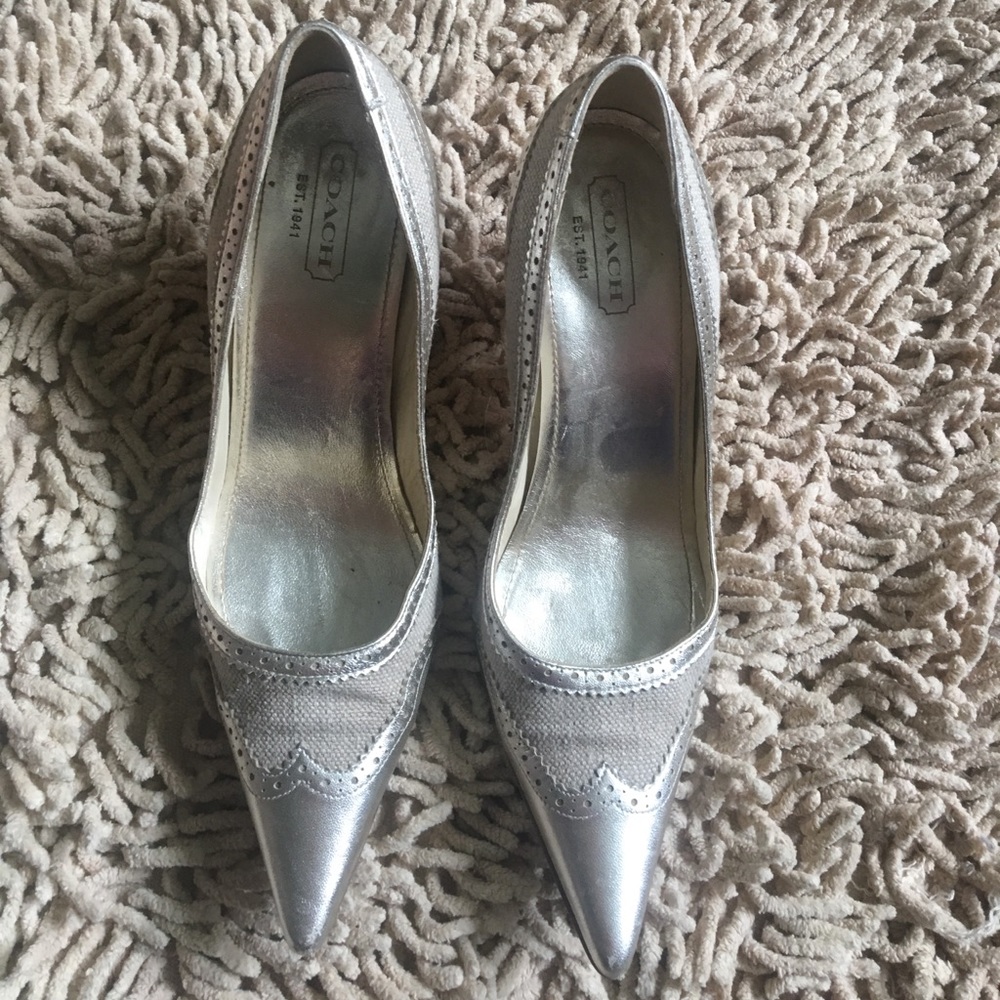 Neutral wingtip coach pumps