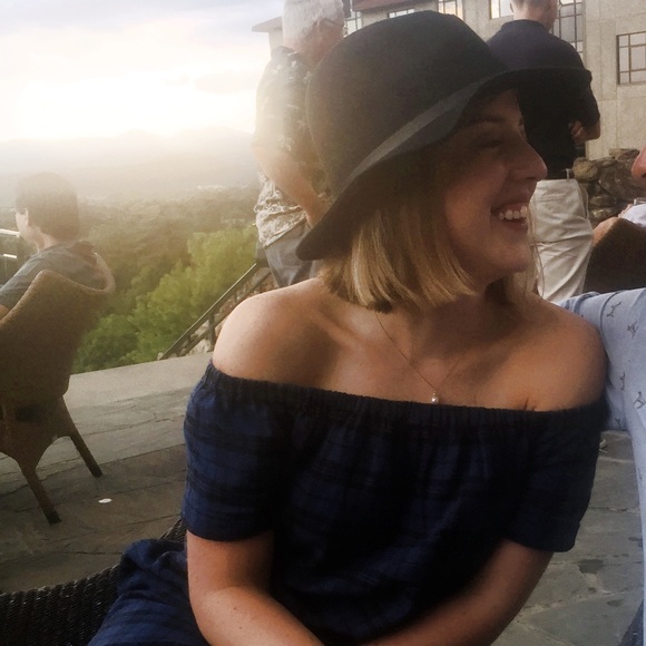 Meet your Posher, Hannah - Picture 2 of 6