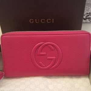 Gucci pink wallet