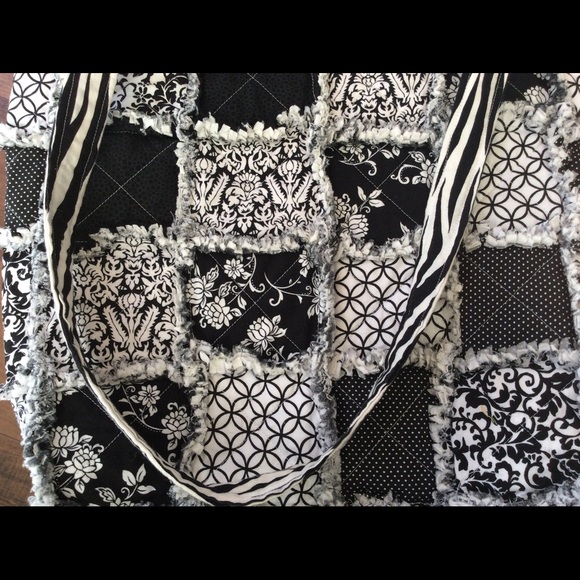 Black and white quilted reversible tote 👜 - Picture 2 of 5