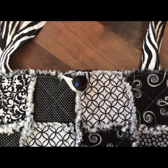Black and white quilted reversible tote 👜 - Picture 3 of 5