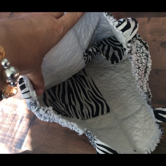 Black and white quilted reversible tote 👜 - Picture 4 of 5