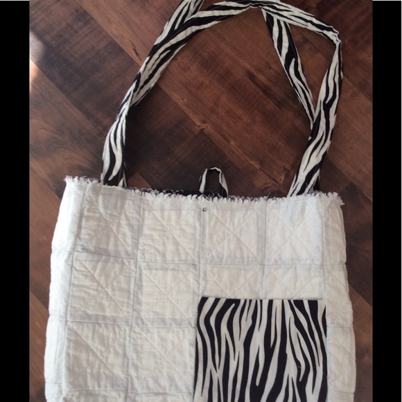 Black and white quilted reversible tote 👜 - Picture 5 of 5