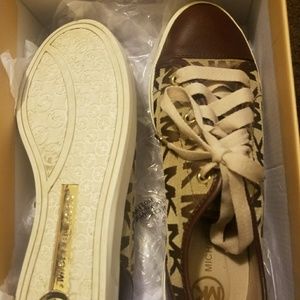 Mk city sneaker with box