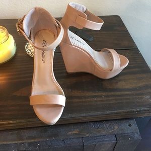 Breckelle's Nude Wedge Sz 6.5