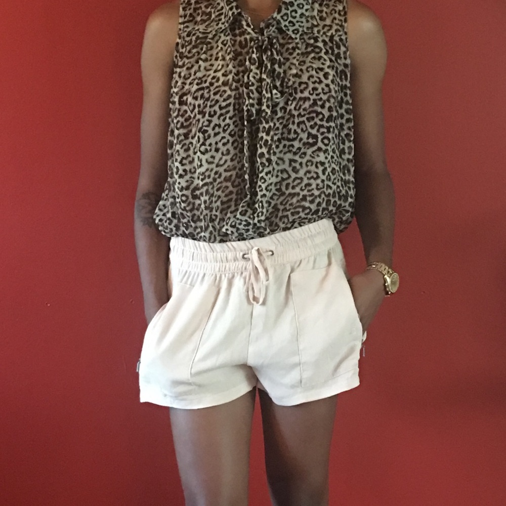 Cheetah print pussybow sleeveless top! 🐯