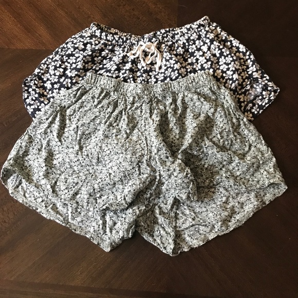 Brandy Melville Pants - Set of two brandy Melville floral shorts small