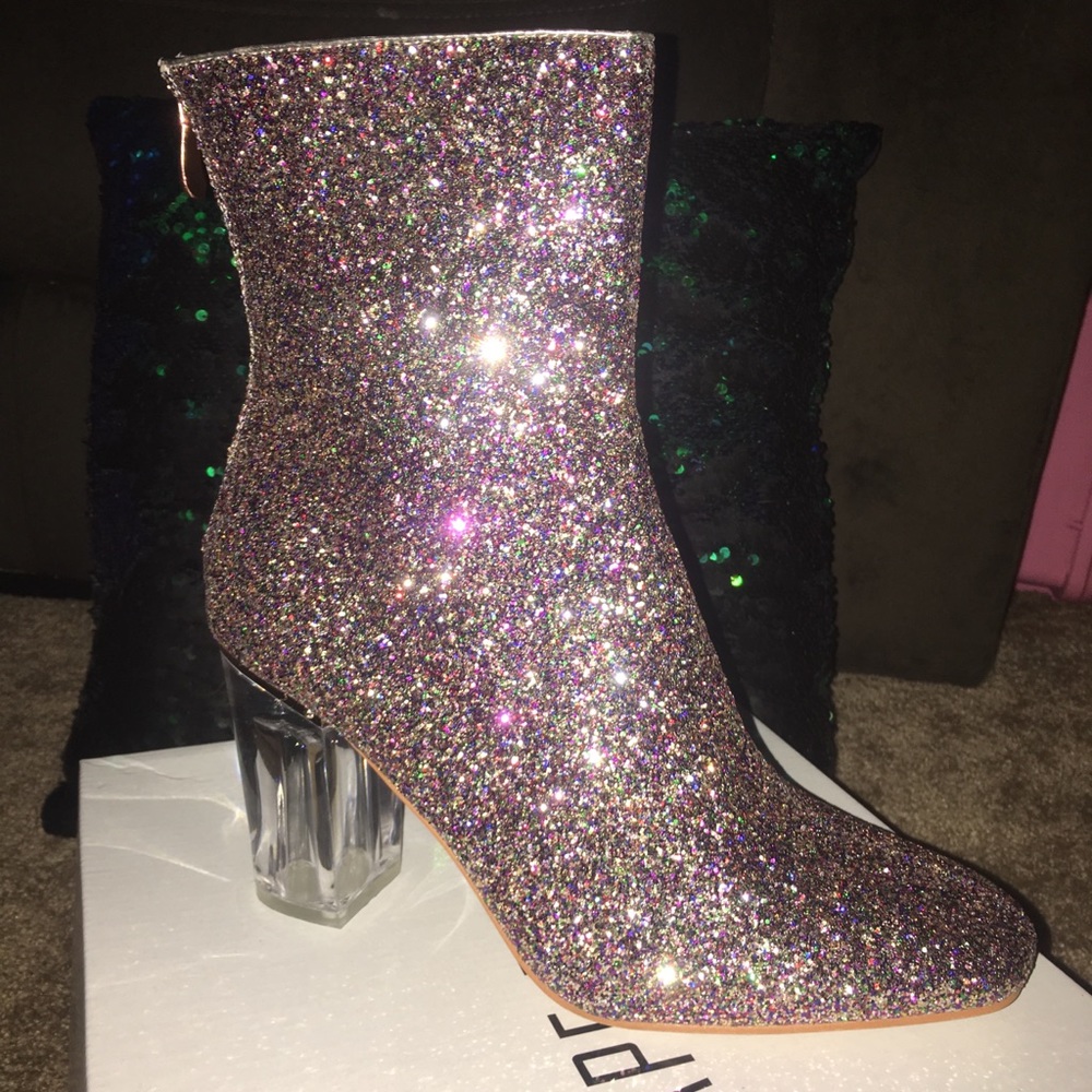 CAPE ROBING SPARKLE BOOTIES