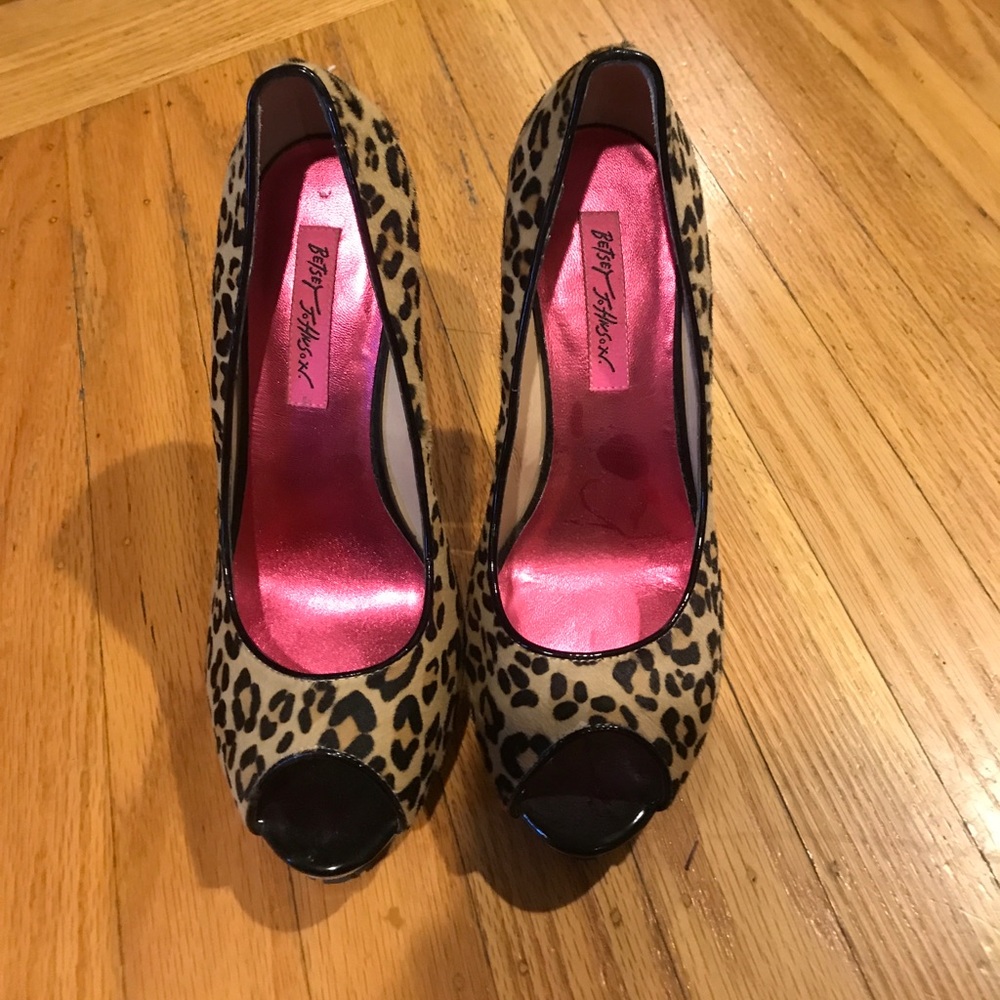 7.5/8 Betsey Johnson heels leopard print