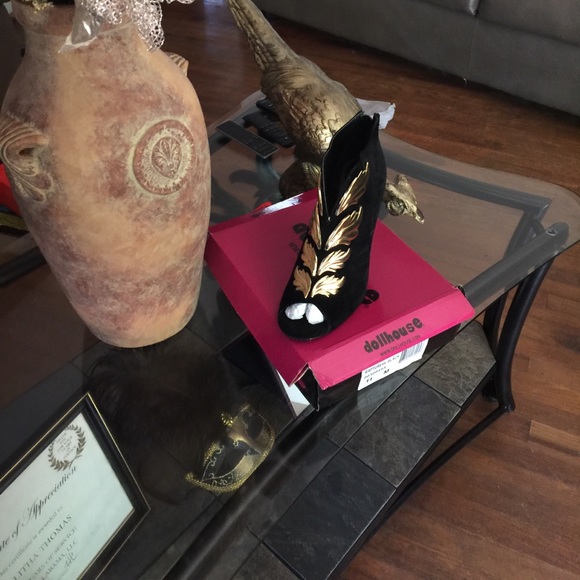 Black bootie heel with gold leaf accents - Picture 2 of 6