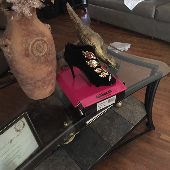 Black bootie heel with gold leaf accents - Picture 3 of 6