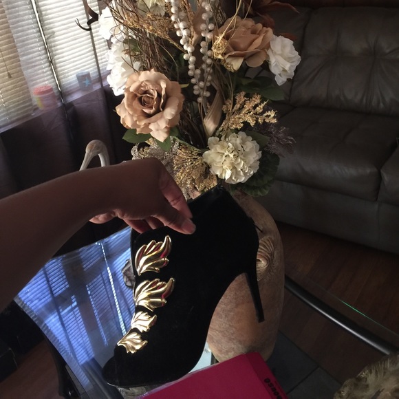 Black bootie heel with gold leaf accents - Picture 4 of 6
